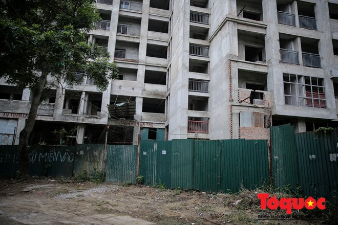 Nhà sinh viên Pháp Vân - Tứ Hiệp: Dùng máy xúc để dọn kim tiêm - ảnh 2