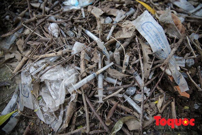 Nhà sinh viên Pháp Vân - Tứ Hiệp: Dùng máy xúc để dọn kim tiêm - ảnh 4