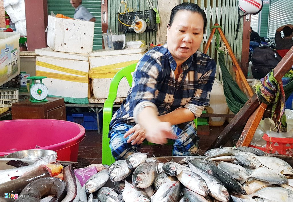 Dem kinh hoang cua goa phu dua 3 con nho di tranh bao Linda hinh anh 1