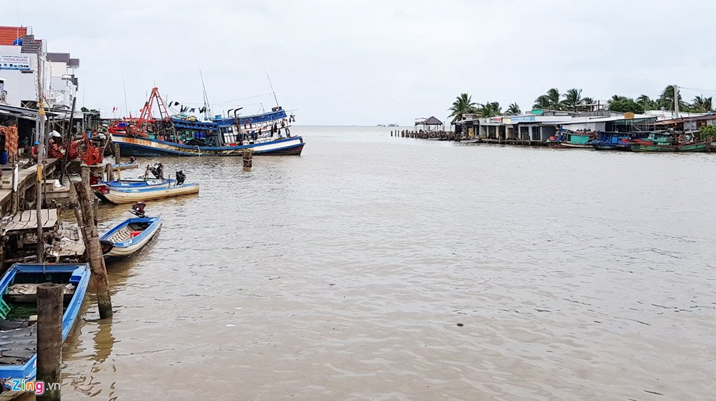 Dem kinh hoang cua goa phu dua 3 con nho di tranh bao Linda hinh anh 2