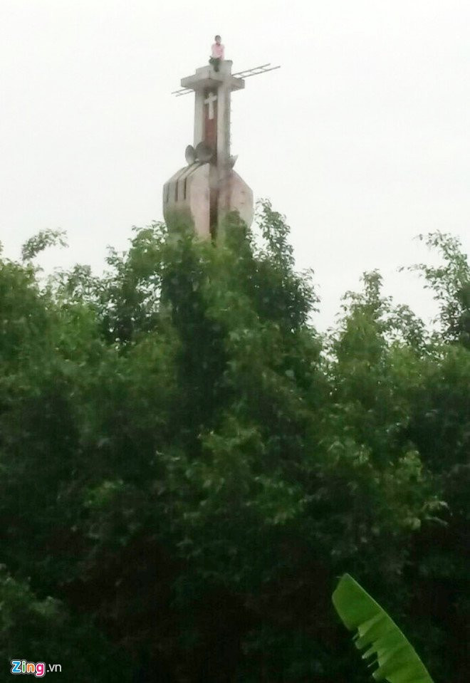 Co gai treo len thap chuong nha tho 2 ngay chua chiu xuong hinh anh 1