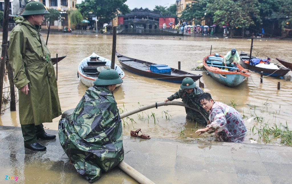 Canh sat dam mua don bun sau lu o Hoi An phuc vu APEC hinh anh 8