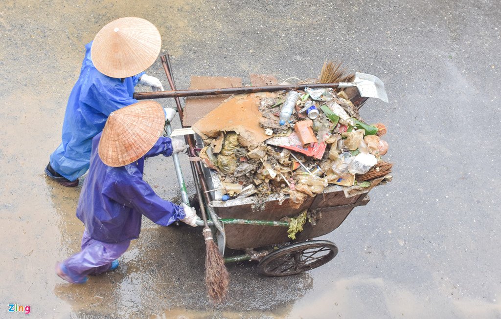 Canh sat dam mua don bun sau lu o Hoi An phuc vu APEC hinh anh 11