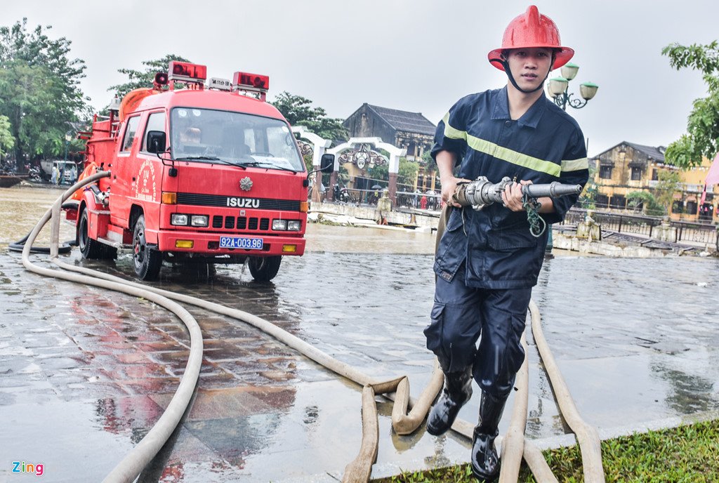Canh sat dam mua don bun sau lu o Hoi An phuc vu APEC hinh anh 1