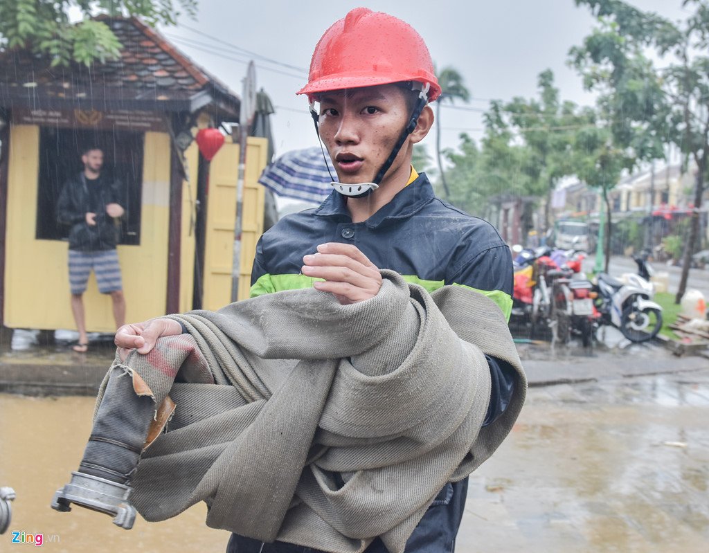 Canh sat dam mua don bun sau lu o Hoi An phuc vu APEC hinh anh 3