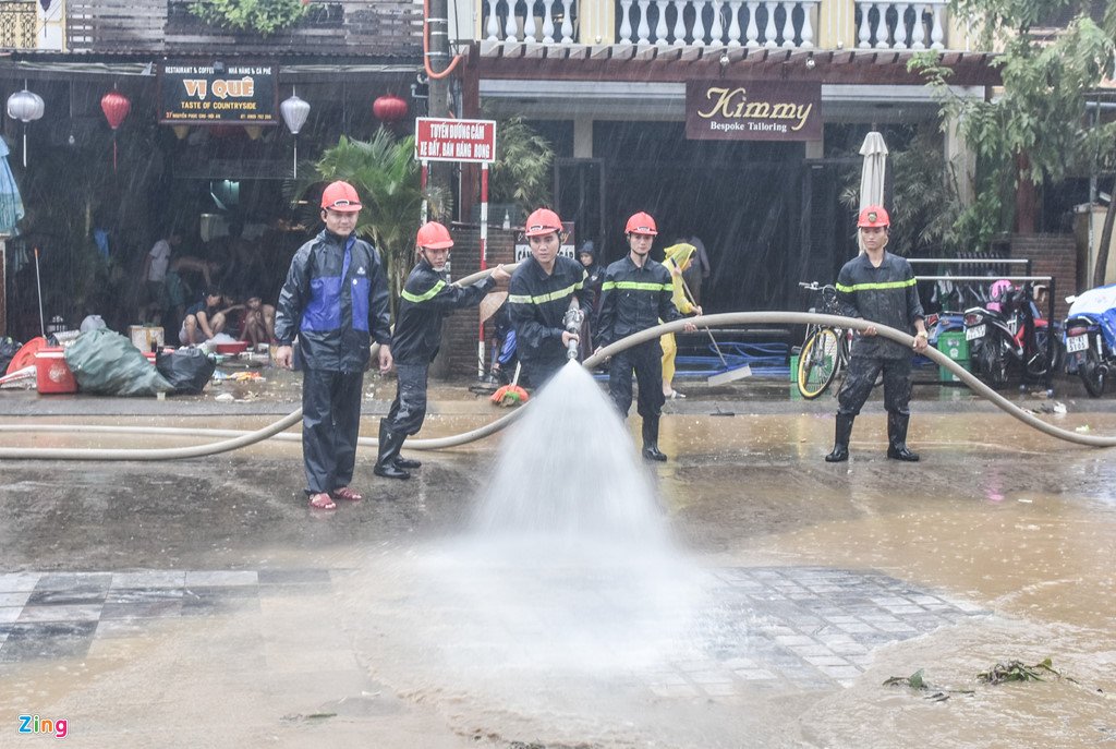 Canh sat dam mua don bun sau lu o Hoi An phuc vu APEC hinh anh 4