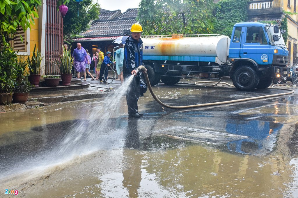 Canh sat dam mua don bun sau lu o Hoi An phuc vu APEC hinh anh 10