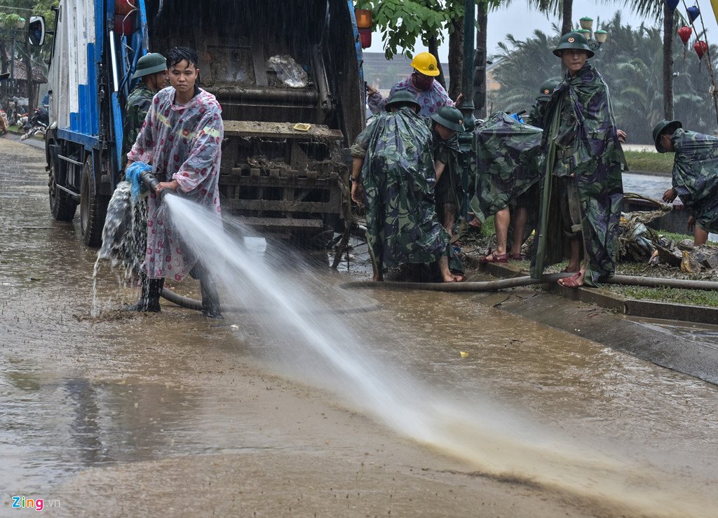 Canh sat dam mua don bun sau lu o Hoi An phuc vu APEC hinh anh 6