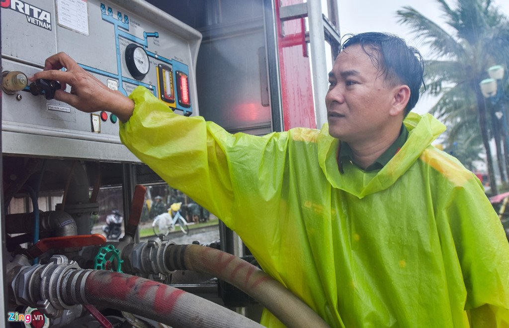 Canh sat dam mua don bun sau lu o Hoi An phuc vu APEC hinh anh 7