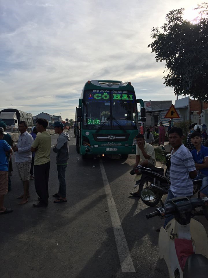 Thương tâm: 3 ông cháu bị xe khách cuốn vào gầm - ảnh 1