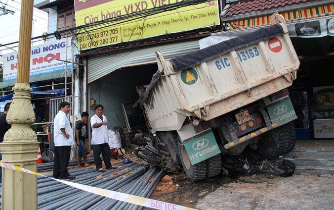 Xe tai mat phanh tong vao cua hang, 3 nguoi bi thuong hinh anh 1