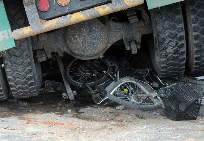 Xe tai mat phanh tong vao cua hang, 3 nguoi bi thuong hinh anh 3