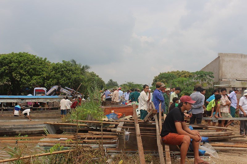 Bốn nhà dân bất ngờ đổ nhào xuống sông Cổ Chiên - ảnh 1