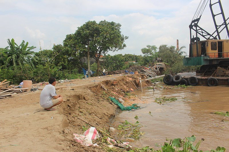 Bốn nhà dân bất ngờ đổ nhào xuống sông Cổ Chiên - ảnh 3