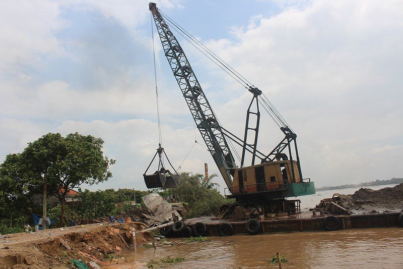 Bốn nhà dân bất ngờ đổ nhào xuống sông Cổ Chiên - ảnh 4