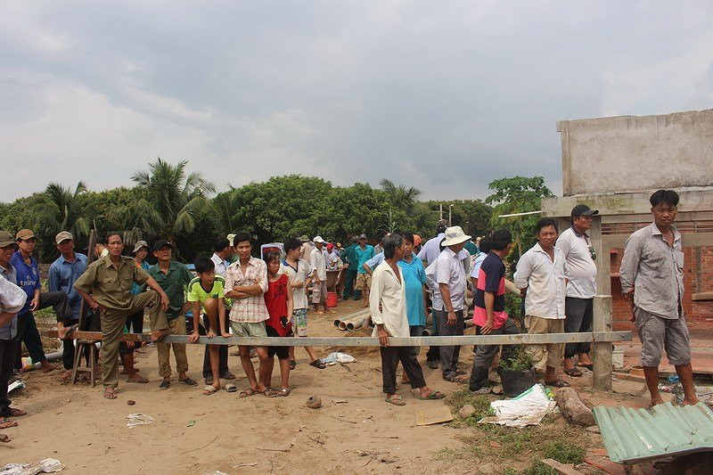 Bốn nhà dân bất ngờ đổ nhào xuống sông Cổ Chiên - ảnh 5