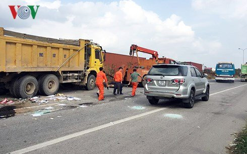 nan nhan ke lai giay phut kinh hoang sau tai nan xe khach o soc son hinh 1