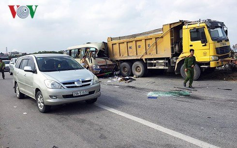 nan nhan ke lai giay phut kinh hoang sau tai nan xe khach o soc son hinh 2