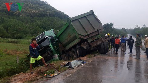 nghe an xe dau keo tong xe khach nhieu nguoi bi thuong hinh 1