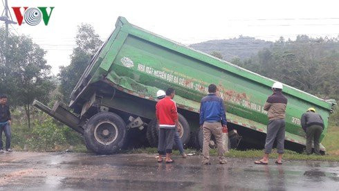 nghe an xe dau keo tong xe khach nhieu nguoi bi thuong hinh 2