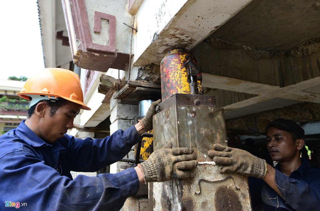 'Than den' nang cao 3 m giang duong ngoi chua 2.000 tan o Sai Gon hinh anh 7