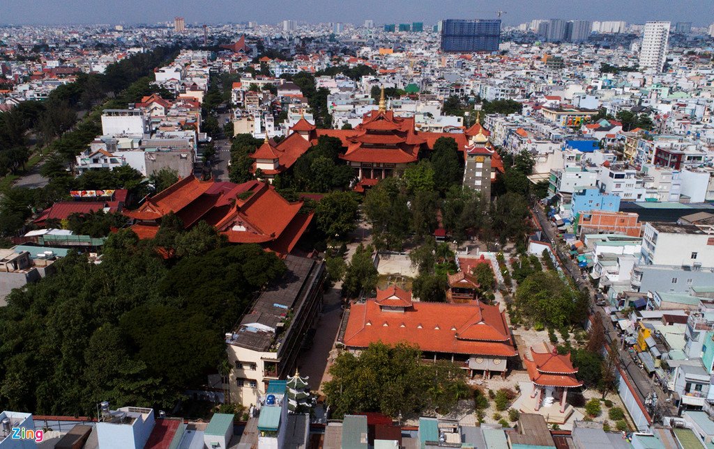 'Than den' nang cao 3 m giang duong ngoi chua 2.000 tan o Sai Gon hinh anh 21