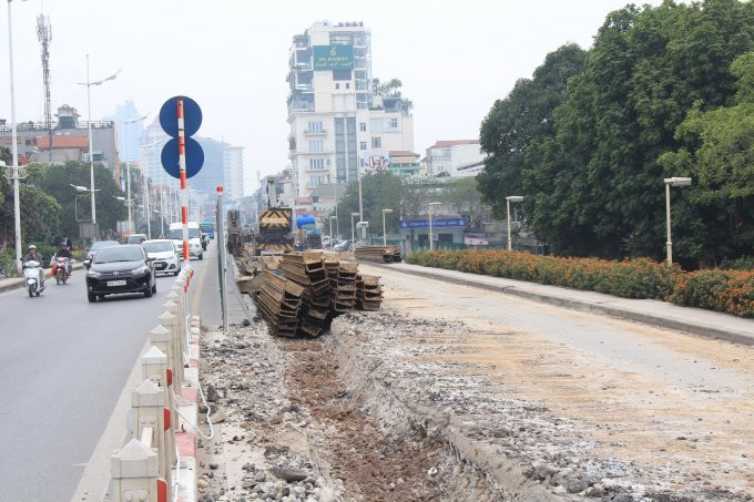 Một phần đê đất sông Hồng đoạn từ khách sạn Thắng Lợi đến cửa khẩu An Dương, dài 1,1km sẽ được bóc dỡ, thay thế bằng kết cấu tường chắn bê tông cốt thép dạng chữ L.