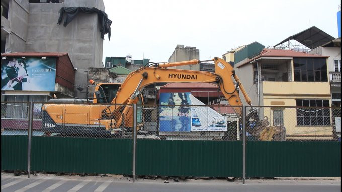 Đơn vị thi công đang triển khai làm rào chắn hai đầu, ép cọc thử để chuẩn bị thi công.