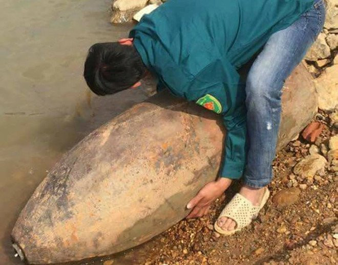 Phat hien qua bom dai 1,2 m o song Lo hinh anh 1