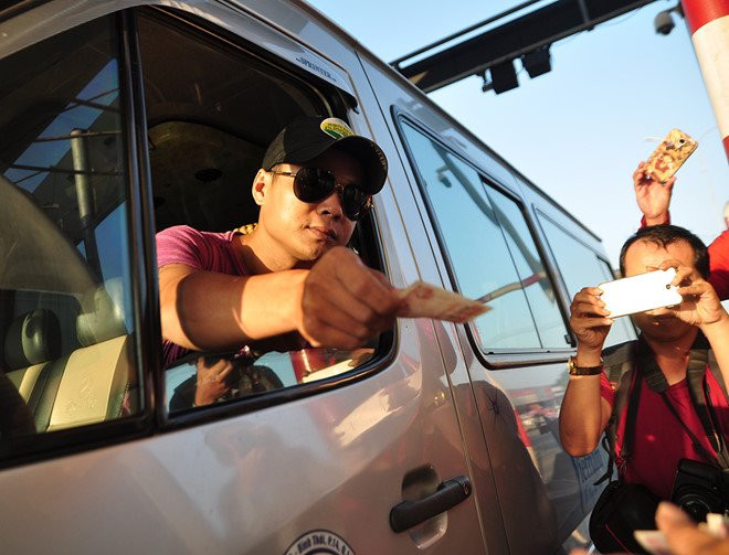 Tai xe tra tien le, doi thoi dung 100 dong o BOT tuyen tranh Bien Hoa hinh anh 1