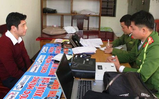 Bắt 4 người sử dụng công nghệ cao lừa đảo hơn 15 tỉ đồng - Ảnh 1.