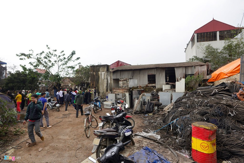 Lang nghe 'mo xac may bay' im ang sau vu no khien 2 nguoi chet hinh anh 16