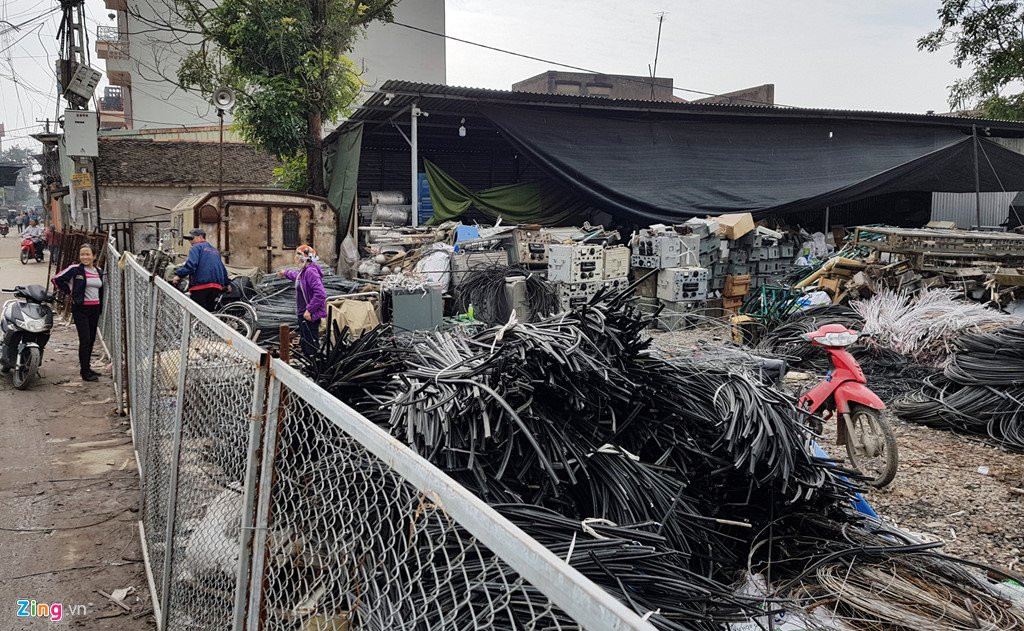 Lang nghe 'mo xac may bay' im ang sau vu no khien 2 nguoi chet hinh anh 15