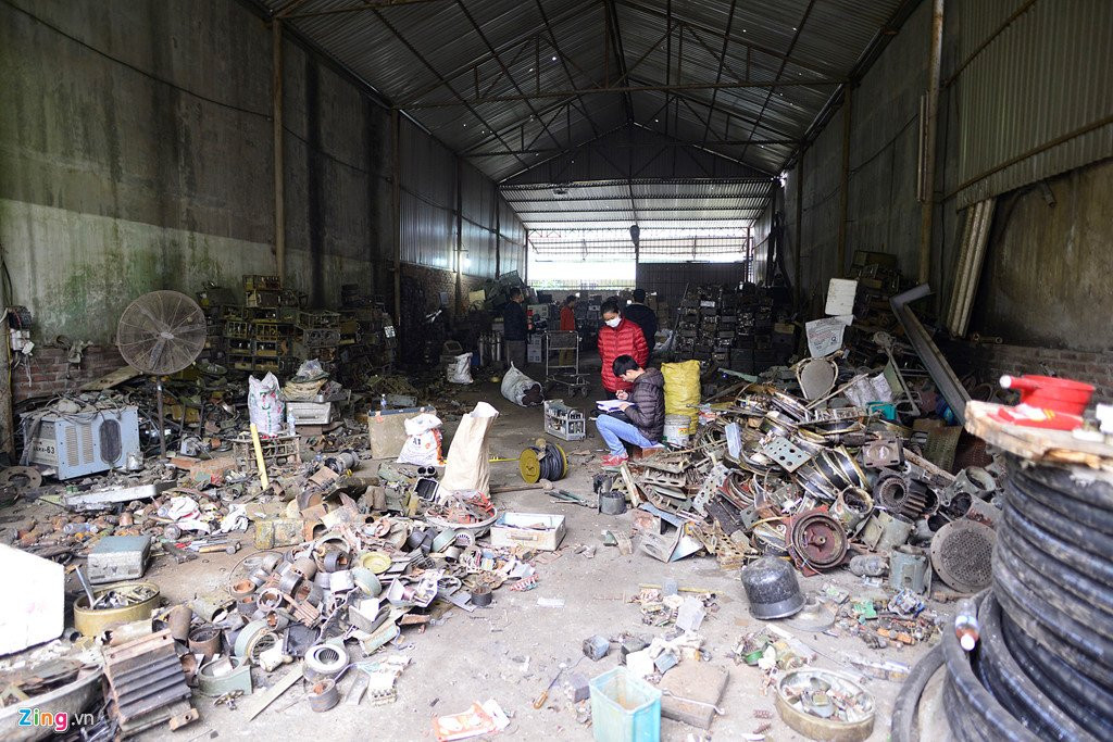 Lang nghe 'mo xac may bay' im ang sau vu no khien 2 nguoi chet hinh anh 5