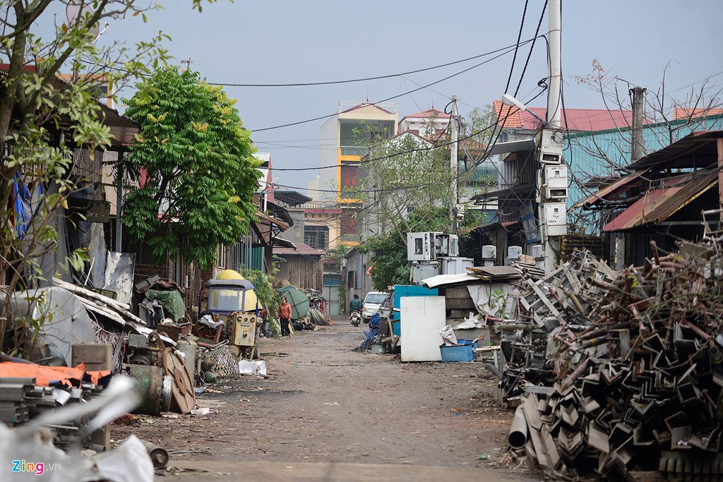 Lang nghe 'mo xac may bay' im ang sau vu no khien 2 nguoi chet hinh anh 4