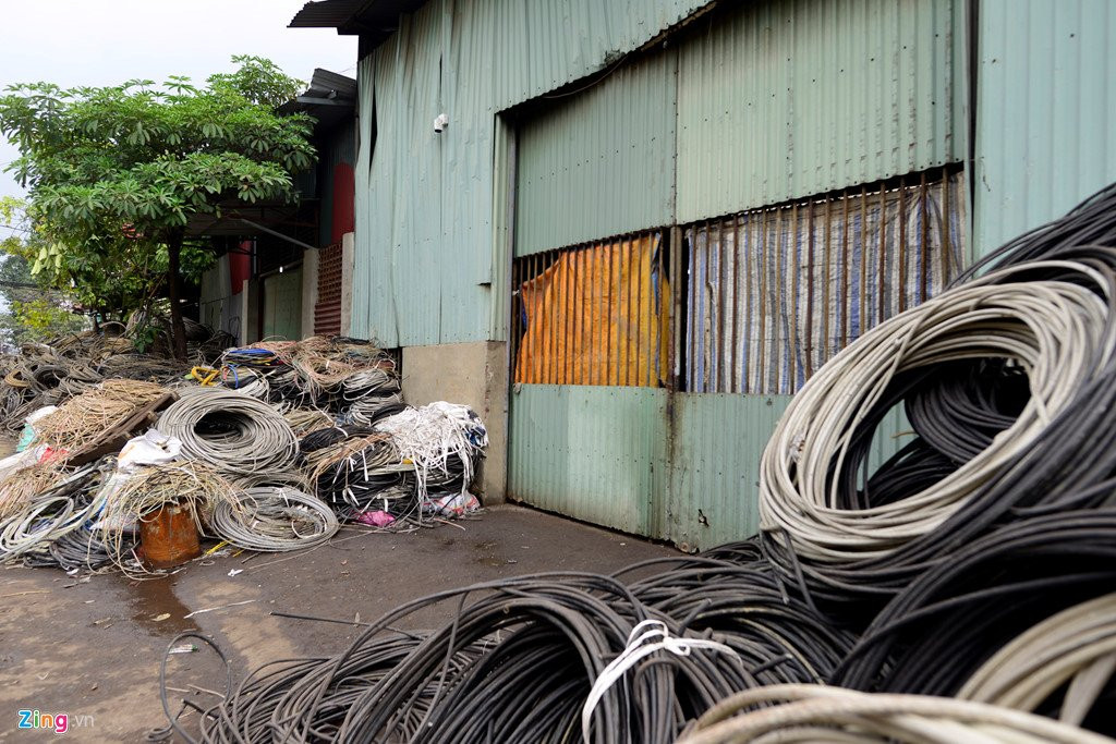 Lang nghe 'mo xac may bay' im ang sau vu no khien 2 nguoi chet hinh anh 8