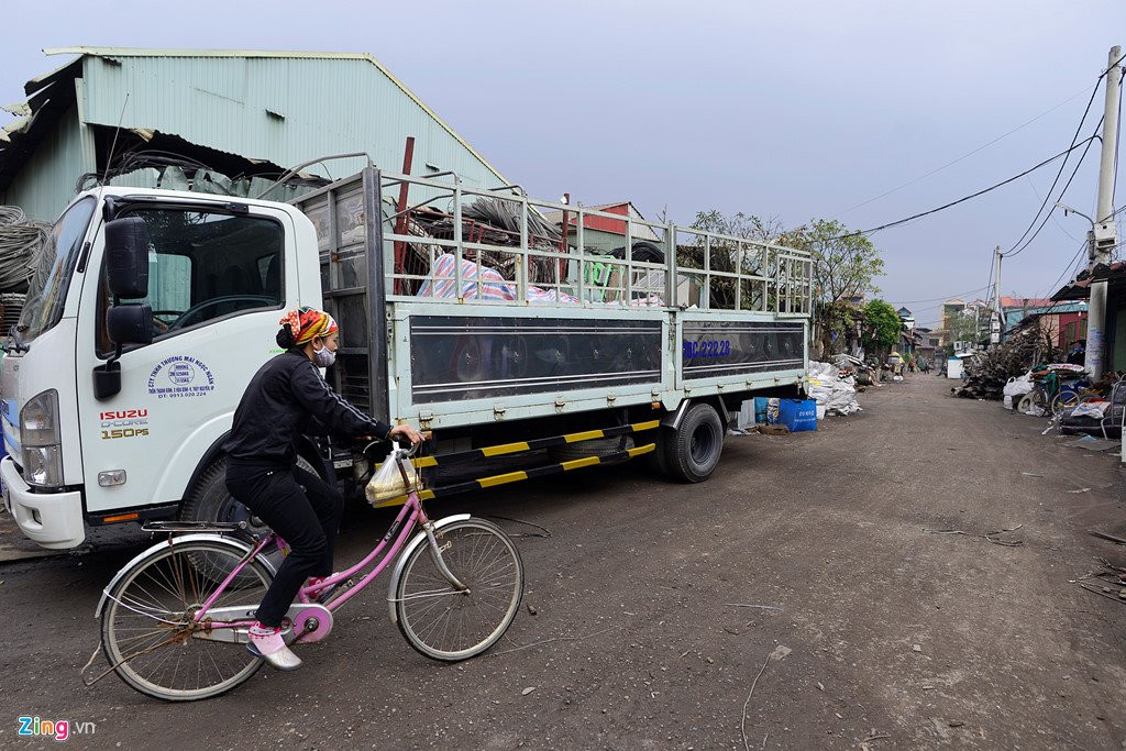 Lang nghe 'mo xac may bay' im ang sau vu no khien 2 nguoi chet hinh anh 10