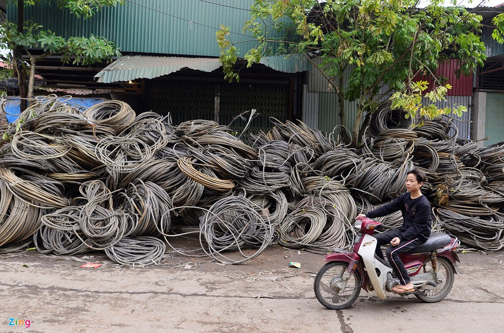 Lang nghe 'mo xac may bay' im ang sau vu no khien 2 nguoi chet hinh anh 11