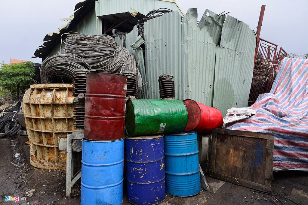 Lang nghe 'mo xac may bay' im ang sau vu no khien 2 nguoi chet hinh anh 12