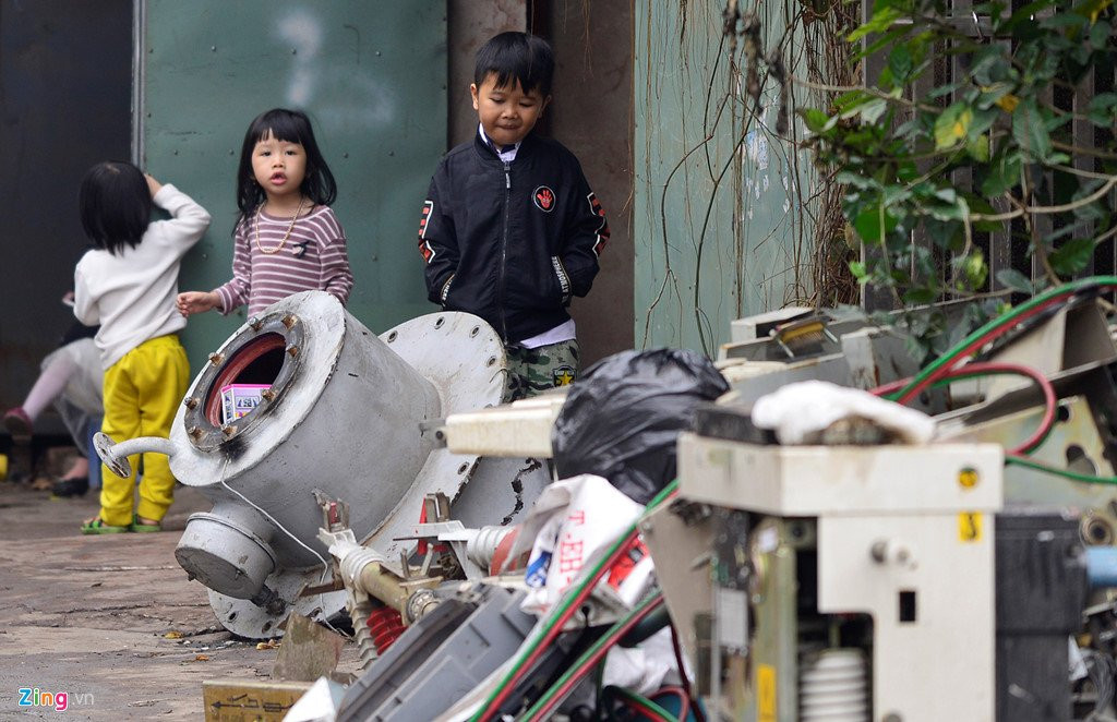 Lang nghe 'mo xac may bay' im ang sau vu no khien 2 nguoi chet hinh anh 13