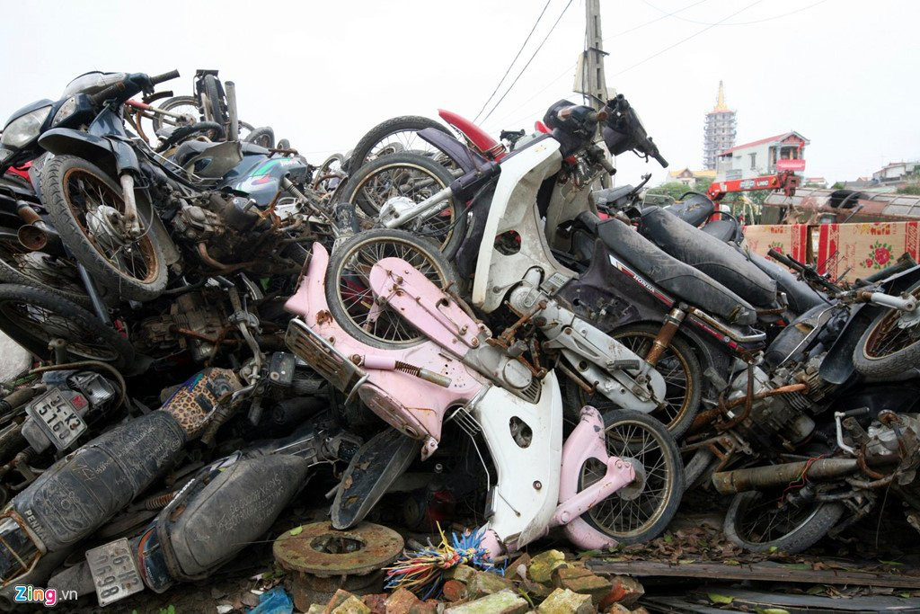 Lang nghe 'mo xac may bay' im ang sau vu no khien 2 nguoi chet hinh anh 2