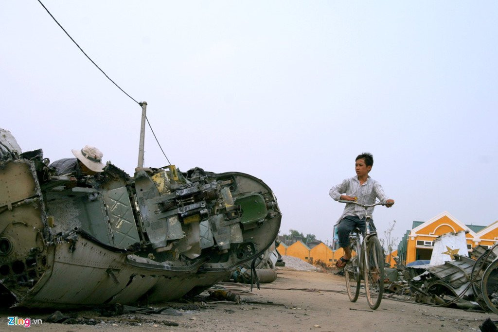 Lang nghe 'mo xac may bay' im ang sau vu no khien 2 nguoi chet hinh anh 1