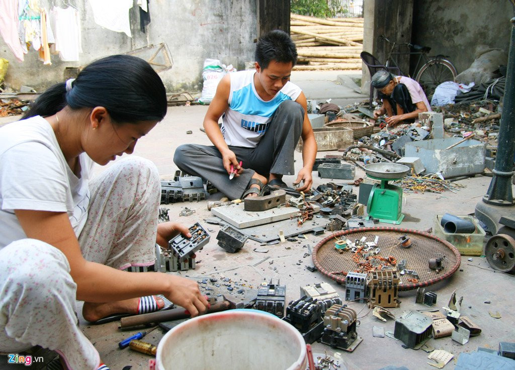 Lang nghe 'mo xac may bay' im ang sau vu no khien 2 nguoi chet hinh anh 3