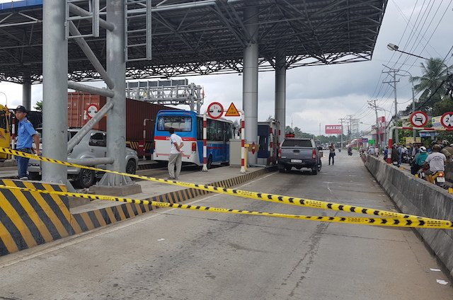 Tai xe phong toa BOT Can Tho - Phung Hiep, giao thong 'te liet' hinh anh 2