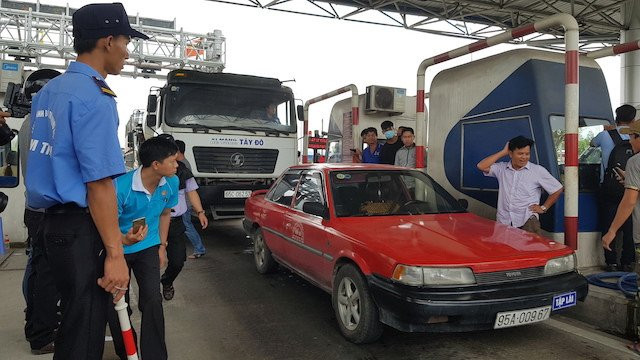 Tai xe phong toa BOT Can Tho - Phung Hiep, giao thong 'te liet' hinh anh 4