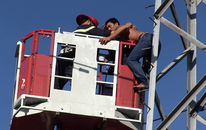 Giai cuu thanh nien nghi 'ngao da' leo tru dien cao the o Sai Gon hinh anh 2