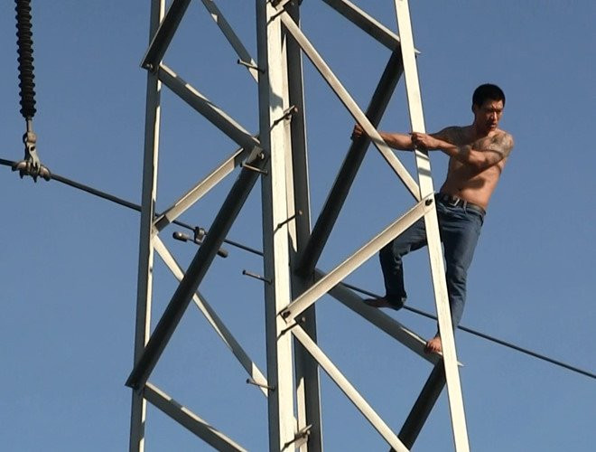 Giai cuu thanh nien nghi 'ngao da' leo tru dien cao the o Sai Gon hinh anh 1