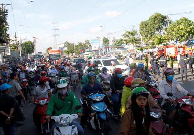 Giai cuu thanh nien nghi 'ngao da' leo tru dien cao the o Sai Gon hinh anh 3