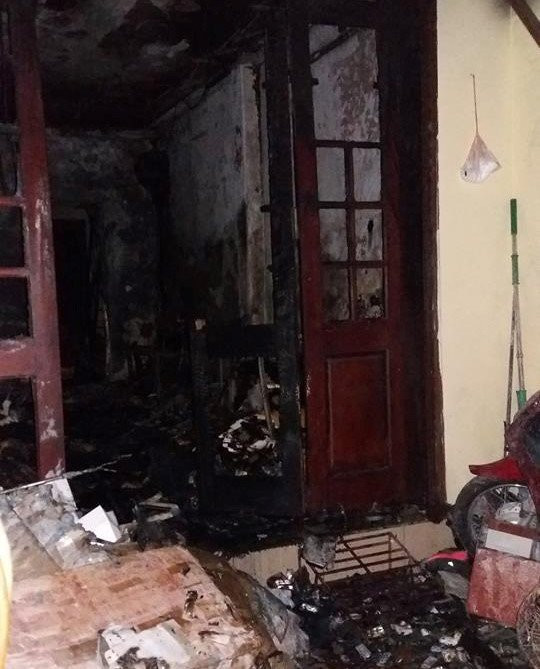 Canh sat cuu 4 me con tren tang thuong o can nha boc chay hinh anh 1