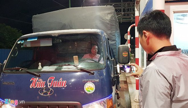 Nu tai xe phan doi tram T2 o Can Tho luc nua dem hinh anh 1